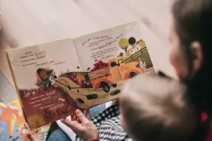 Jak ukryć łóżko w pokoju dziennym - doradzamy
